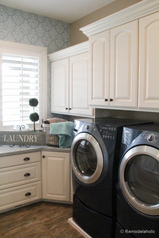 Add an accent wall with wallpaper in the laundry room for a pop of pattern. Fabulous Laundry room design ideas from @Remodelaholic